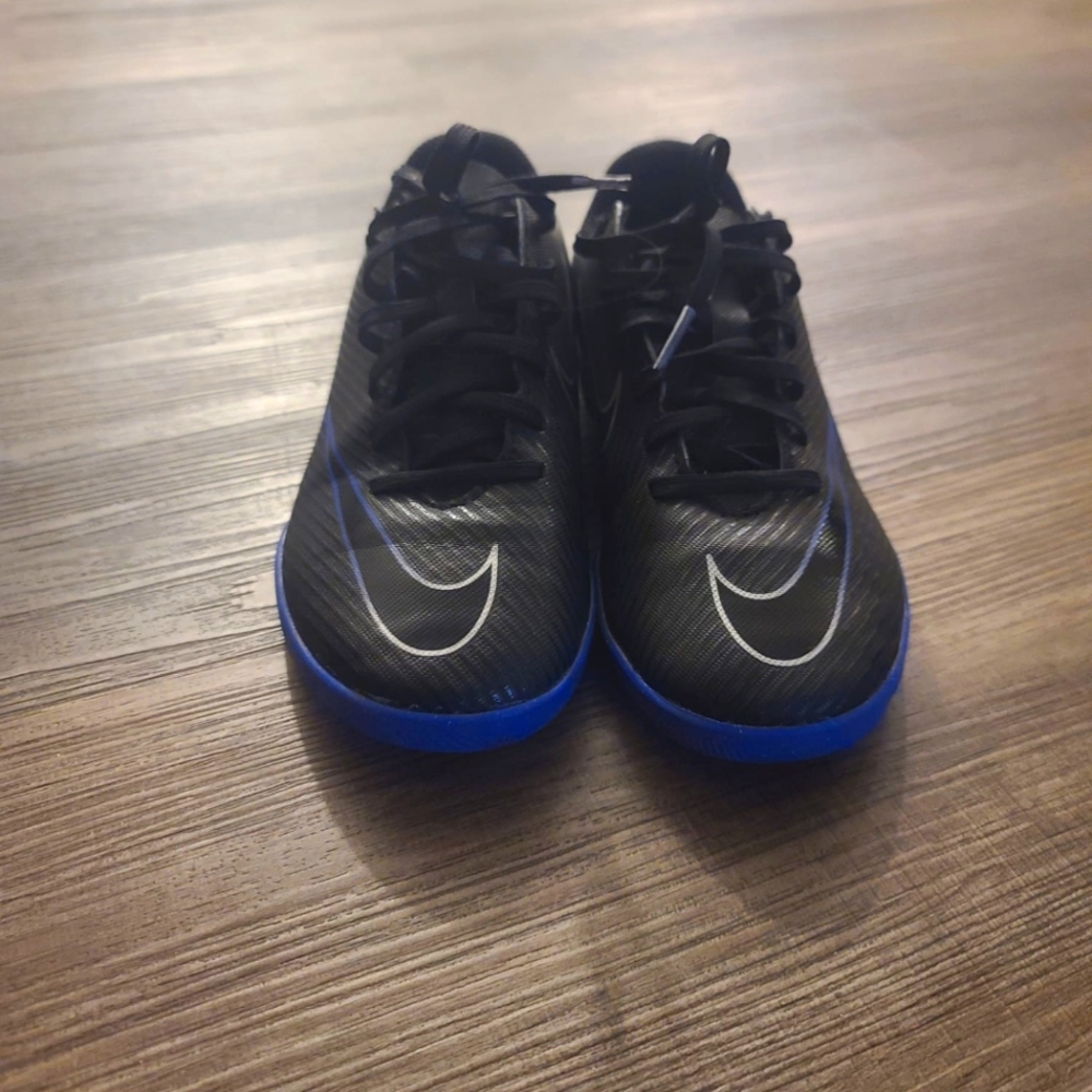 Nike Kids' Jr. Mercurial Vapor 15. Size 2.5 great condition.